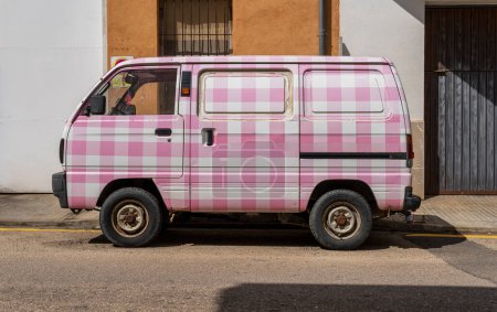 Téléchargez les photos : Felanitx, Espagne ; 18 juin 2023 : Suzuki Carry petit van avec imprimé rose et blanc garé dans la rue. Felanitx, île de Majorque, Espagne - en image libre de droit