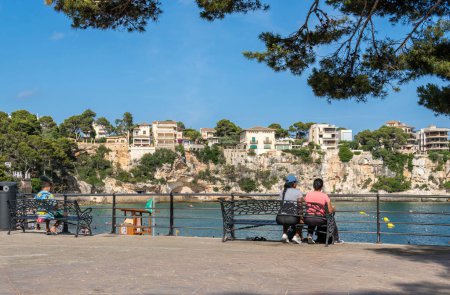 Foto de Porto Cristo, España; 01 de julio 2023: Vista general del paseo marítimo de la ciudad turística de Porto Cristo en verano. Isla de Mallorca, España - Imagen libre de derechos