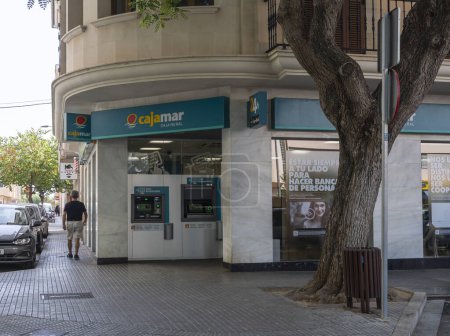 Foto de Manacor, España; 18 de julio de 2023: Logotipo de la multinacional bancaria española Cajamar, en la localidad mallorquina de Manacor, España - Imagen libre de derechos