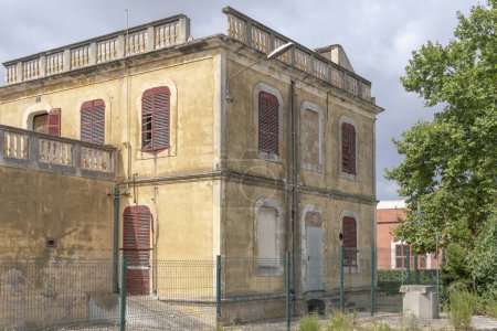 Façade principale d'un bâtiment majestueux abandonné. Manacor, île de Majorque, Espagne