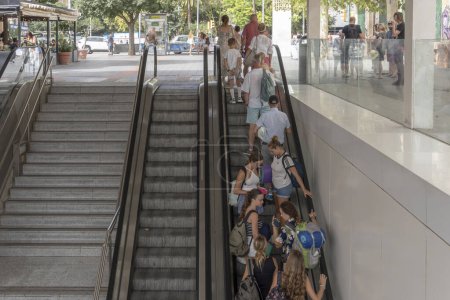Foto de Palma de Mallorca, España; 10 de agosto de 2023: Estación intermodal de autobuses y trenes de Palma de Mallorca con gente caminando, un día de verano. España - Imagen libre de derechos