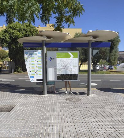 Foto de Palma de Mallorca, España; 27 de septiembre de 2023: Parada de autobús con pasajeros esperando el autobús de la empresa pública EMT, Palma de Mallorca, España - Imagen libre de derechos