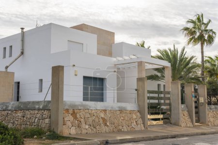 Foto de Portocolom, España; 06 de noviembre 2023: Vista general de una lujosa casa en la ciudad mallorquina de Portocolom, España - Imagen libre de derechos
