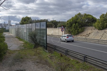 Foto de Felanitx, España; 07 de diciembre de 2023: Barreras de ruido vial en la ciudad mallorquina de Felanitx en un día de invierno. España - Imagen libre de derechos