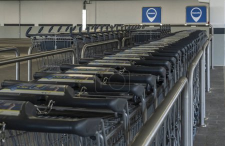 Foto de Manacor, España; enero 02 2024: Carritos de supermercado de metal de la cadena internacional de supermercados Lidl. Manacor, isla de Mallorca, España - Imagen libre de derechos