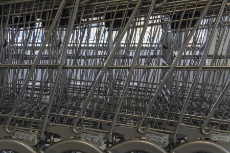 Foto de Manacor, España; enero 02 2024: Carritos de supermercado de metal de la cadena internacional de supermercados Lidl. Manacor, isla de Mallorca, España - Imagen libre de derechos