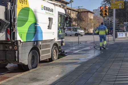 Téléchargez les photos : Palma de Majorque, Espagne ; 12 janvier 2024 : Opérateur et camion nettoyant les rues de Palma de Majorque avec de l'eau sous pression, de la société publique Emaya. Espagne - en image libre de droit
