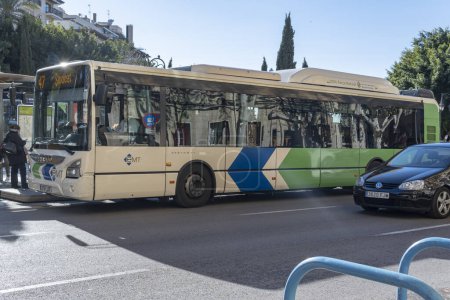 Foto de Palma de Mallorca, España; 12 enero 2024: EMT autobús municipal recogiendo pasajeros en una parada de autobús por la mañana, en Palma de Mallorca, España - Imagen libre de derechos
