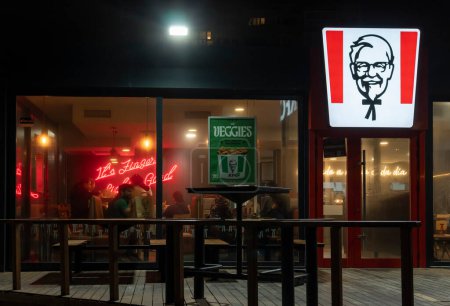 Téléchargez les photos : Palma de Majorque, Espagne ; 29 mars 2024 : Façade principale d'un restaurant franchisé de la multinationale de restauration rapide KFC, la nuit - en image libre de droit