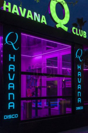 Téléchargez les photos : Cala Millor, Espagne ; 30 mars 2024 : Façade principale de la discothèque Havana Club dans la station touristique de Cala Millor, Majorque, la nuit - en image libre de droit