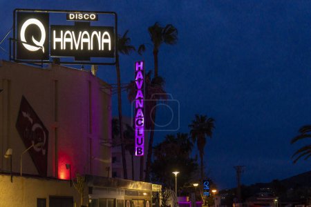 Téléchargez les photos : Cala Millor, Espagne ; 30 mars 2024 : Façade principale de la discothèque Havana Club dans la station touristique de Cala Millor, Majorque, la nuit - en image libre de droit