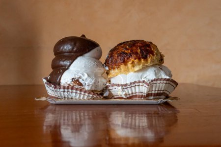 Nahaufnahme von zwei Kuchen mit Baiser, typisch für die Insel Mallorca, Spanien