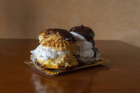 Primer plano de dos pasteles hechos con merengue, típico de la isla de Mallorca, España