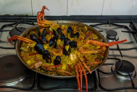 Nahaufnahme einer Meeresfrüchte-Paella in einer Paella-Pfanne. Bild der spanischen Mittelmeergastronomie