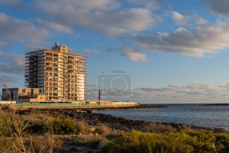 Vista general de un hotel en restauración en el complejo turístico mallorquín de Colonia de Sant Jordi al atardecer. Islas Baleares, España