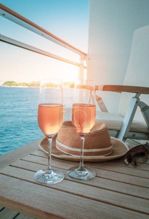 Téléchargez les photos : Boisson de luxe sur la table du bateau de croisière balcon. - en image libre de droit