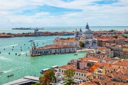 Téléchargez les photos : Venise Italie paysage urbain panoramique avec église Santa Maria della Salute. - en image libre de droit