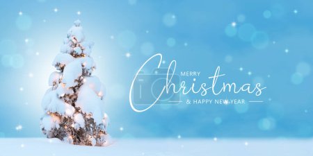 Téléchargez les photos : Joyeux Noël carte avec arbre enneigé naturel et lumières de Noël. - en image libre de droit