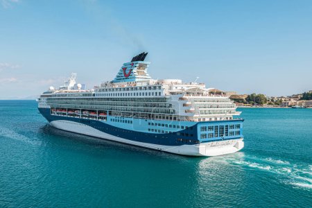 Foto de CORFU, GREECE - SEPTEMBER 6, 2022: Adults only Cruise ship Marella Explorer 2 of TUI Cruises sailing away from Corfu, Greece. - Imagen libre de derechos