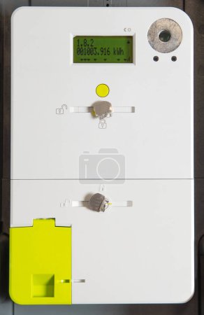 Téléchargez les photos : Smart digital electricity meter. - en image libre de droit