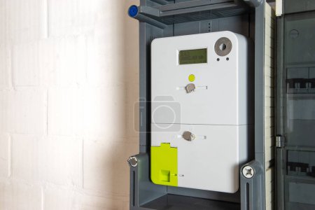 Téléchargez les photos : Smart meter or digital energy meter to determine household energy consumption. - en image libre de droit