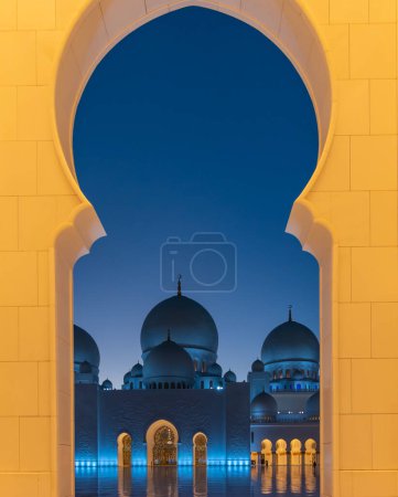 Téléchargez les photos : ABU DHABI, ÉMIRATS ARABES UNIS, 29 novembre 2017 : Détail de la Grande Mosquée Cheikh Zayed la nuit. - en image libre de droit