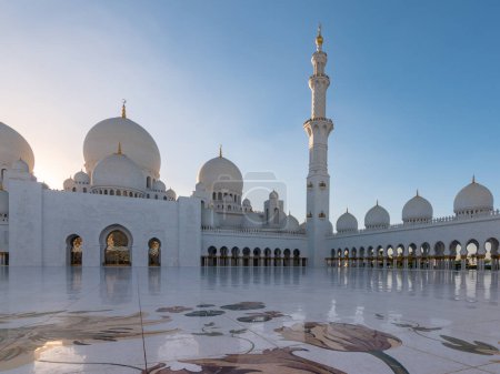 Téléchargez les photos : ABU DHABI, ÉMIRATS ARABES UNIS, 29 novembre 2017 : Architecture de la Grande Mosquée Cheikh Zayed. - en image libre de droit