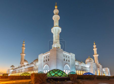 Téléchargez les photos : ABU DHABI, ÉMIRATS ARABES UNIS, 29 novembre 2017 : Architecture de la Grande Mosquée Cheikh Zayed dans la soirée. - en image libre de droit