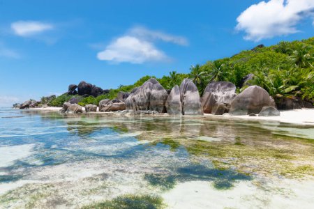 Téléchargez les photos : La Digue, Seychelles. Superbe paysage avec vue sur la plage de l'Anse source D'argent. - en image libre de droit