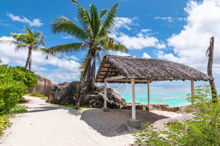 Téléchargez les photos : Abri à la plage tropicale d'Anse Source d'Argent sur l'île de La Digue, Seychelles. - en image libre de droit