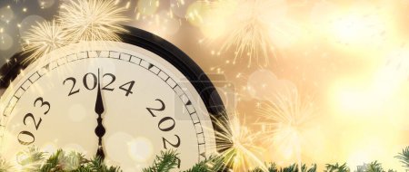 Silvesterkonzept 2024. Die Uhr zeigt die Jahreszahl 2024 an. Gold magischer Hintergrund mit Feuerwerk und verschwommenen Lichtern.