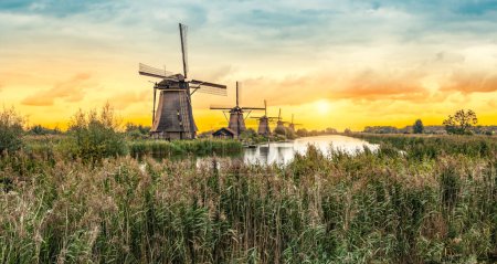 Moulins à vent Kinderdijk au coucher du soleil, Pays-Bas. Site du patrimoine mondial de l'UNESCO.