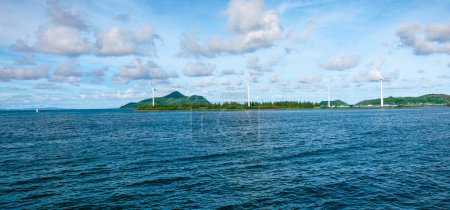 Téléchargez les photos : Vue panoramique sur la mer avec éoliennes sur le littoral, Seychelles. - en image libre de droit