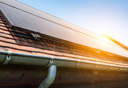 Téléchargez les photos : Panneaux solaires poussiéreux sur le toit du pool house contre le ciel bleu. Source d'énergie alternative. - en image libre de droit