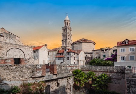 Téléchargez les photos : Split vieille ville en Croatie au coucher du soleil, région de Dalmatie de Croatie. - en image libre de droit