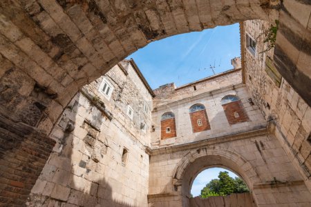 Téléchargez les photos : Ancienne architecture du palais de Dioclétien Golden Gate dans la vieille ville de Split, Croatie. - en image libre de droit