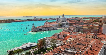 Téléchargez les photos : Vue panoramique sur la ville de Venise Italie au coucher du soleil. - en image libre de droit