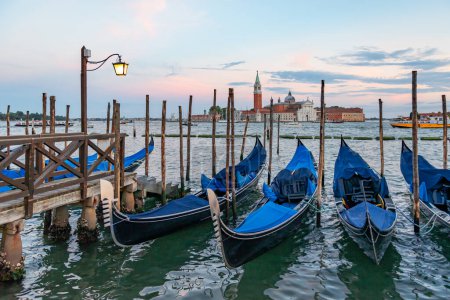 Téléchargez les photos : Gondoles à Venise, Italie au lever du soleil. Venise est une destination touristique populaire d'Europe. - en image libre de droit