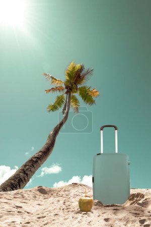 Téléchargez les photos : Valise au palmier sur la plage de l'île tropicale. Vacances d'été et concept de voyage. - en image libre de droit