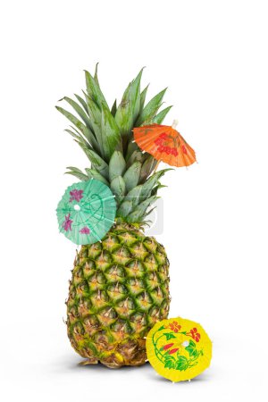 Téléchargez les photos : Ananas avec parapluies isolés sur fond blanc. - en image libre de droit