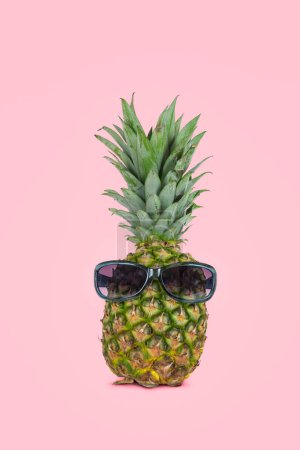 Téléchargez les photos : Ananas portant des lunettes de soleil sur fond rose. Concept d'été minimal. - en image libre de droit
