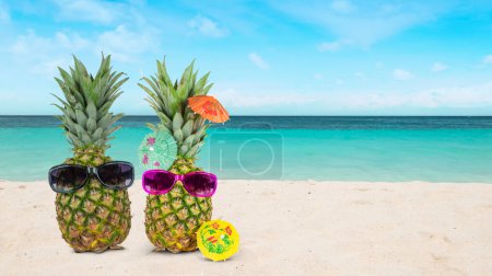 Téléchargez les photos : Ananas avec des lunettes de soleil sur la plage. Concept de vacances tropicales et lune de miel. - en image libre de droit