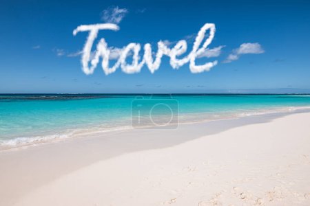 Téléchargez les photos : Concept de voyage avec le mot voyage écrit en nuages contre ciel bleu au-dessus d'une plage tropicale. - en image libre de droit