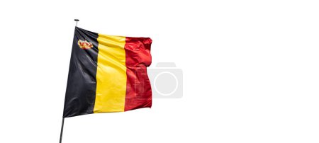 Téléchargez les photos : Drapeau national de Belgique avec emblème de la Couronne royale isolé sur fond blanc. - en image libre de droit