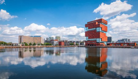 Téléchargez les photos : Skyline d'Anvers au port, Belgique. Vue panoramique des bâtiments se reflétant dans l'eau près du petit quartier de l'Île. - en image libre de droit