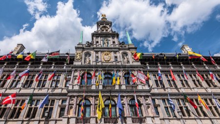 Téléchargez les photos : Mairie d'Anvers avec drapeaux, Belgique. - en image libre de droit