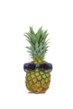 Téléchargez les photos : Ananas avec lunettes de soleil isolées sur fond blanc
. - en image libre de droit