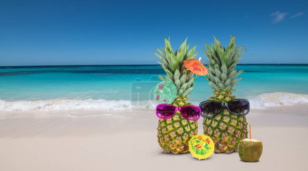 Téléchargez les photos : Concept vacances d'été : Ananas drôles sur la plage. - en image libre de droit