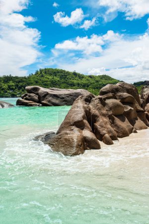 Téléchargez les photos : Rochers de granit sur la plage publique de Baie Lazare, île Mahe, Seychelles. - en image libre de droit