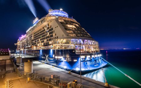 Téléchargez les photos : Copenhague, Danemark - 28 juillet 2023 : Vue de nuit du navire Celebrity Cruises Apex amarré au port de Copenhague, Danemark. - en image libre de droit